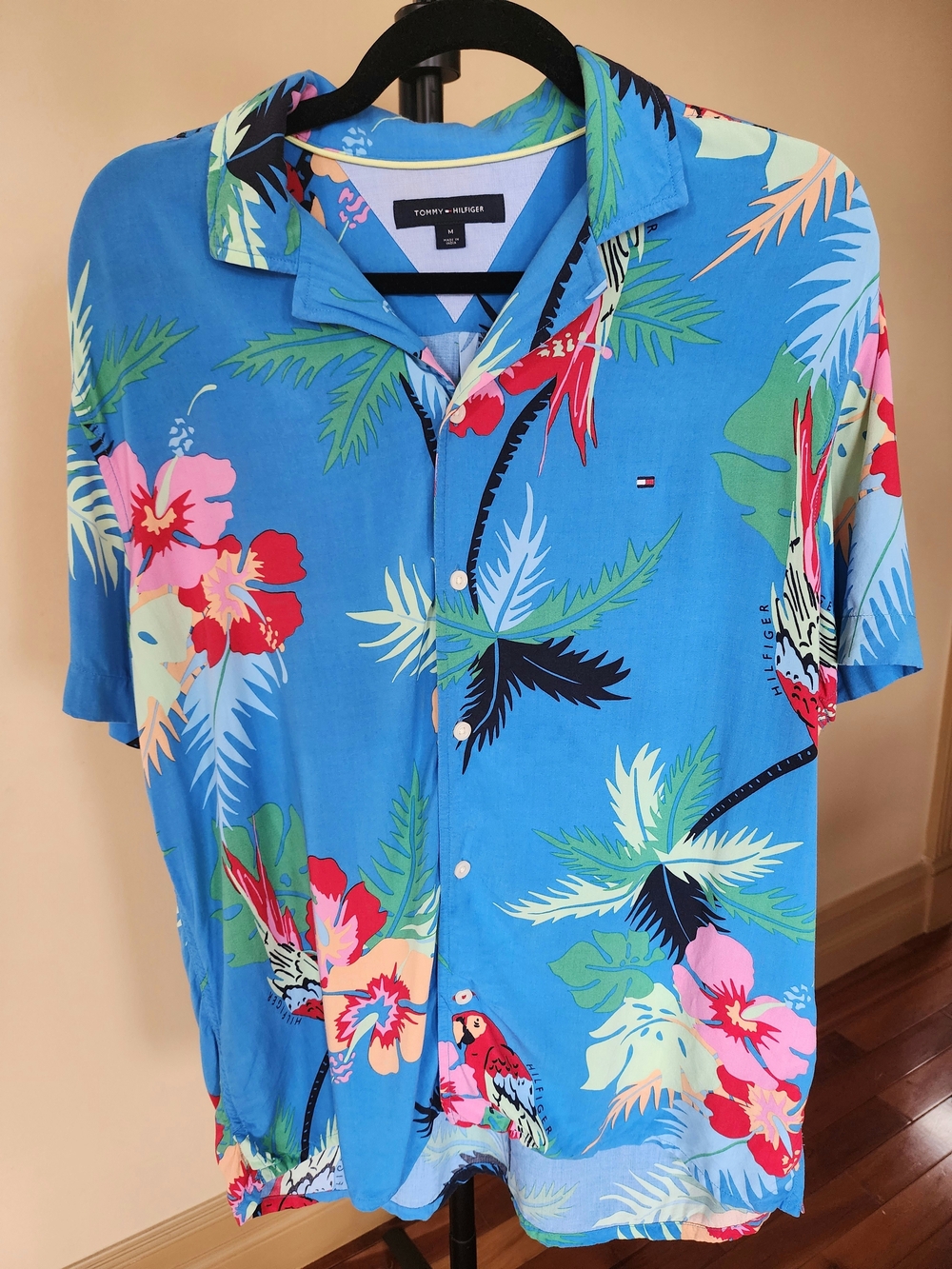 Tommy Hilfiger Hawaiian Tropical Parrot Hibiscus Button‑Up Shirt – Men’s Medium